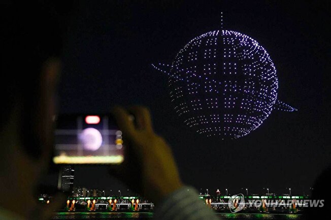 هنرنمایی ۱۰۰۰ پهپاد کره‌ای در آسمان شب را ببینید! +تصاویر