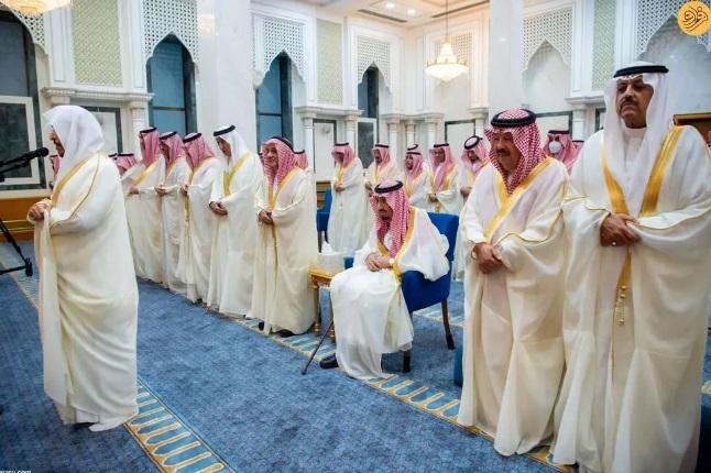 عکس| پادشاه عربستان نشسته نماز عید فطر خواند!