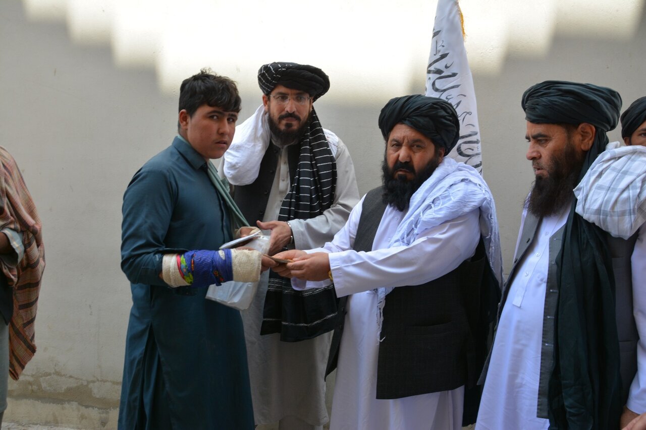 طالبان برای ایجاد مشروعیت دست به جیب شد! +عکس