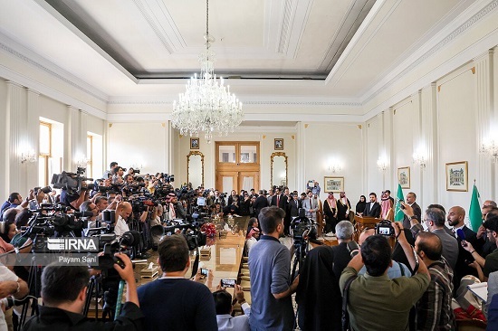 علت تغییر ناگهانی سالن نشست خبری وزیر خارجه عربستان چه بود؟ +عکس