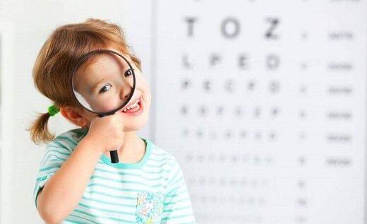 این شش علامت یعنی کودک شما عینکی می‌شود!