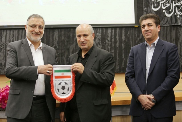 شهردار تهران در بین فوتبالی‌ها چه می‌کرد؟ +عکس
