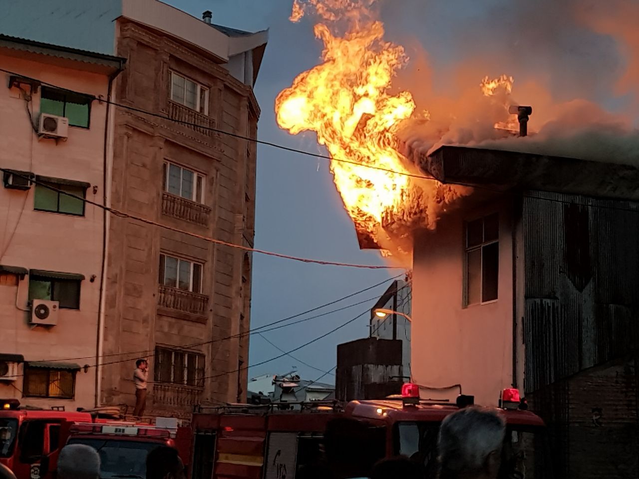 آتش‌سوزی مهیب در یک مجتمع مسکونی شیراز