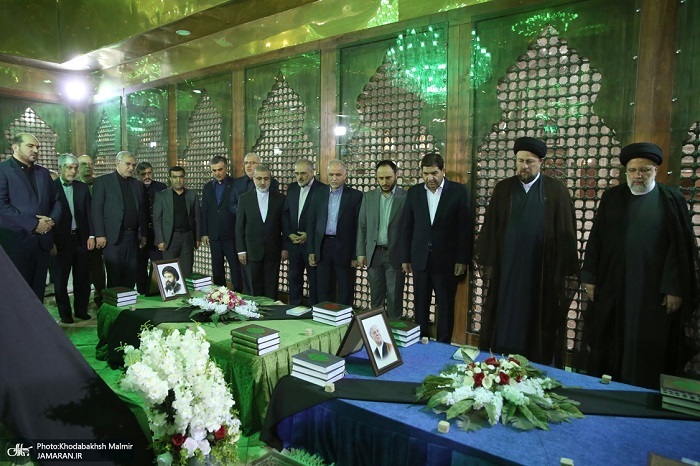 عکس| فاتحه‌خوانی رئیسی بر مزار آیت‌الله هاشمی رفسنجانی