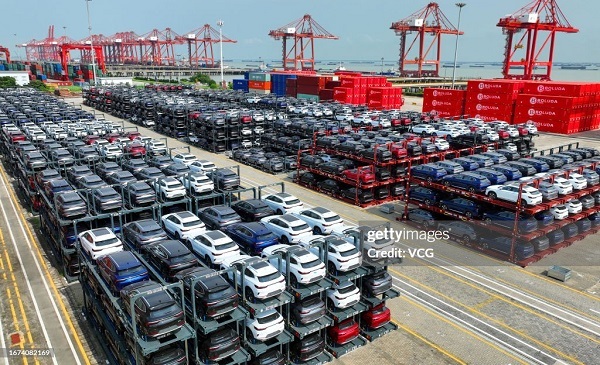 تصاویری از آماده سازی خودروهای چینی برای صادرات را ببینید